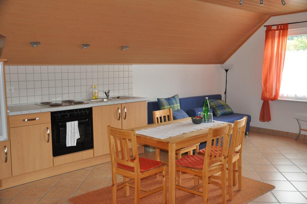 Herresbach Fliederhof Ferienwohnungen חדר תמונה